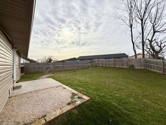 Building Photo - 633 S Southgate Dr