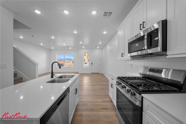 Building Photo - 3 Bedroom Townhome in Desert Color