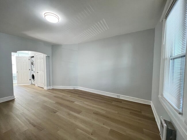 Building Photo - 3b/1.5b House Section 8 only.