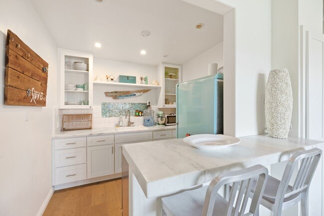 Building Photo - Ocean view Studio