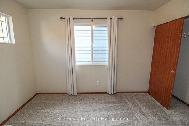 Building Photo - Bright and Spacious 5 bed Home - Steps from Martha Lake Airport!