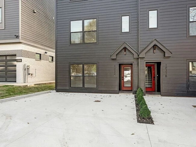 Building Photo - "Spacious 4-Bed Townhouse Oasis in Nashville – 2,500 Sq. Ft. of Modern Comfort!"