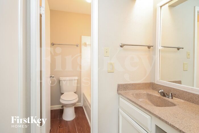 Building Photo - 2710 Village Ct