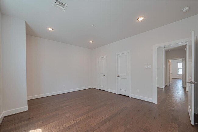 Building Photo - 1237 W 23rd St