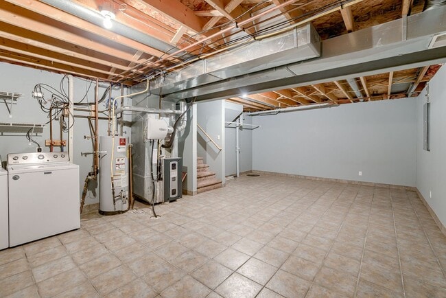 Building Photo - Charming Multi-Level Near Parks and Lakes!!