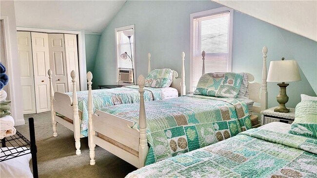 Building Photo - 702 E Broadway