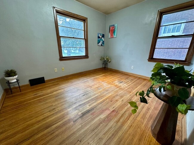 Building Photo - 3bed, 1 bath home for rent in Waterloo.