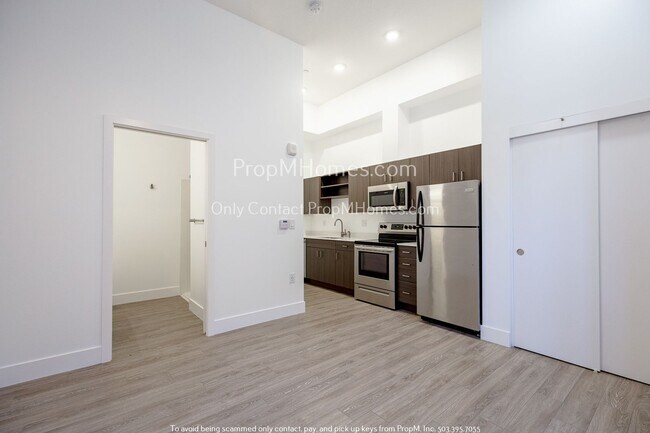 Building Photo - Updated Studio in the Heart of SE Portland!