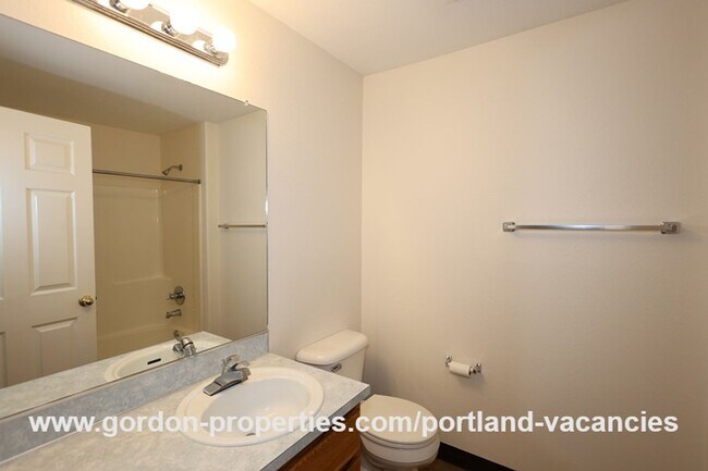 Building Photo - SE 73rd Ave - 3 bedroom townhouse in Mt Scott-Arleta neighborhood