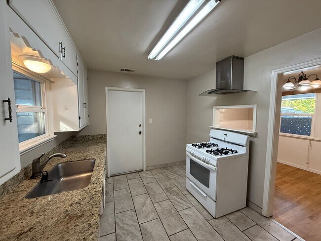 Building Photo - Single story in the heart of Modesto!