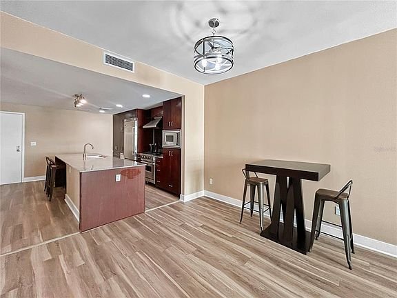 Building Photo - 1120 E Kennedy Blvd