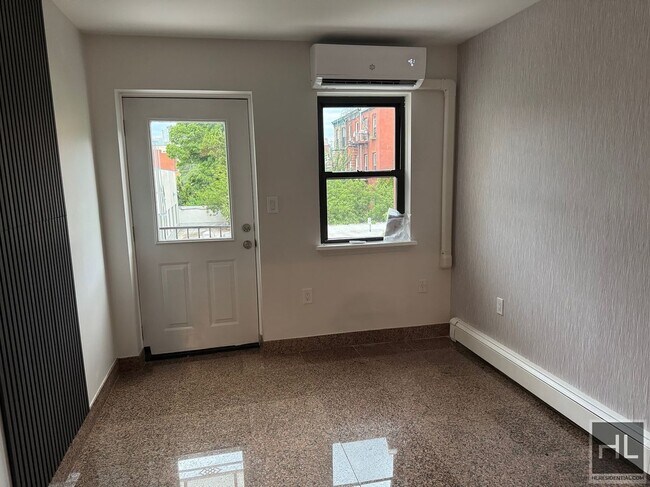 Building Photo - 2 BEDROOM | LONG ISLAND CITY