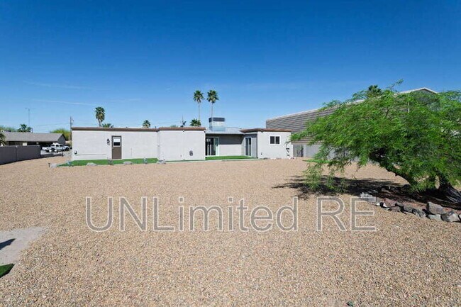 Building Photo - 2960 Star Dr