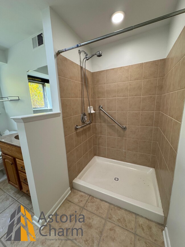 Building Photo - Spacious 5 Bedroom 3 Bath + Den Single Family Detached Home