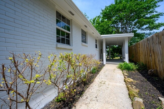 Building Photo - **REMODELED EAST NASHVILLE BUNGALOW IN HIG...