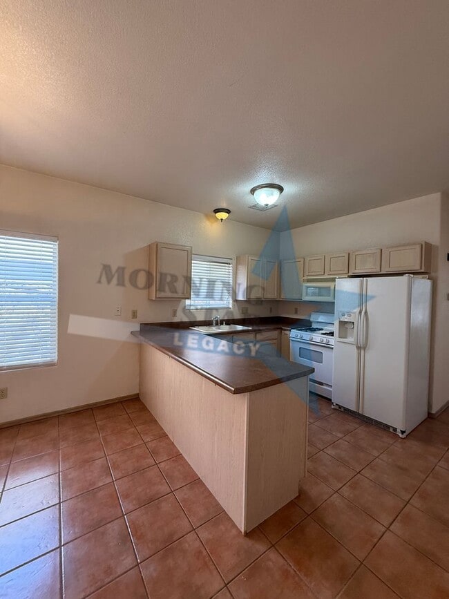 Building Photo - Cute Townhouse in Desirable Area- Close to...