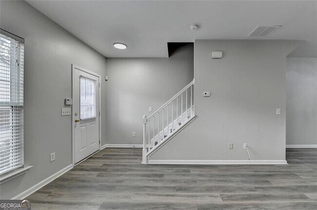 Building Photo - 903 Redwood Dr