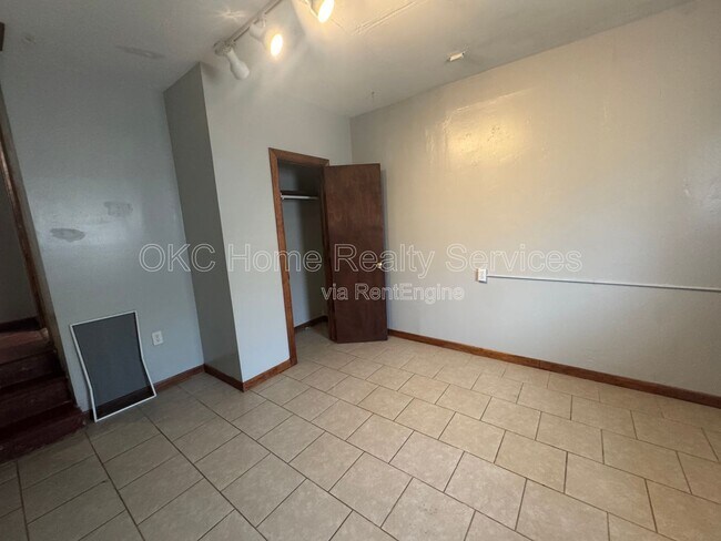 Building Photo - 630 SE 21st St