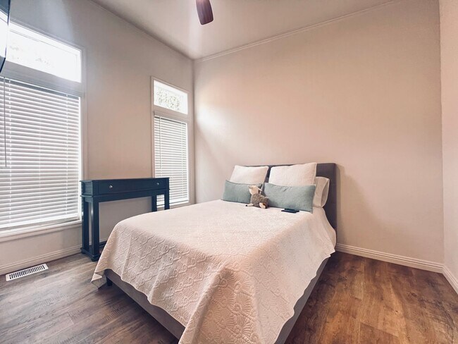 Building Photo - Partially Furnished ADU with Private Entra...