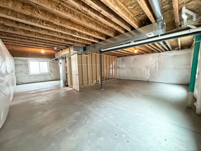 Building Photo - Spacious 3 Bedroom 2 Bath Ranch Style Home