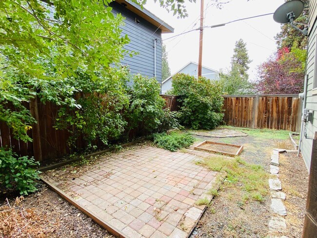 Building Photo - Spacious 3 BR w/ all wood floors and great midtown Bend location