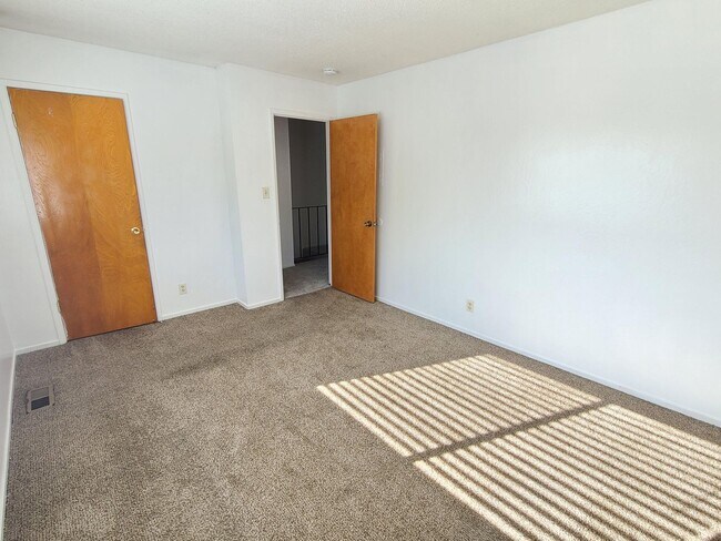 Building Photo - UPDATED RENTAL IN SACRAMENTO!