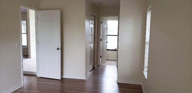 Building Photo - 607 SW Lucero Dr