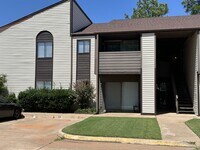Building Photo - 412 N Oakwood Rd