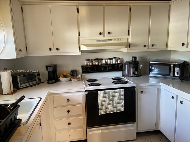 Primary Photo - 301 N Pine Island Rd