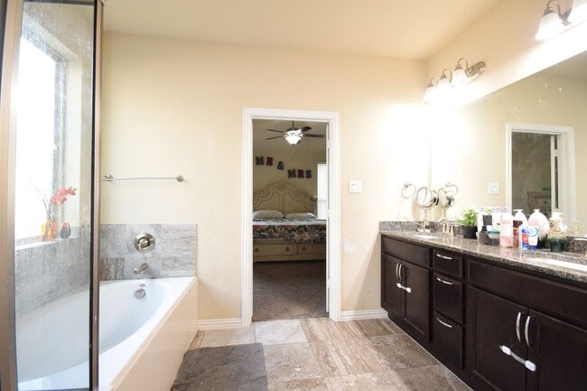 Building Photo - 4 bed 3 bath house in Prestwyck