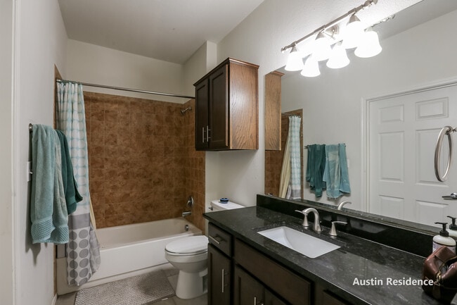 Building Photo - 910 W 25th St