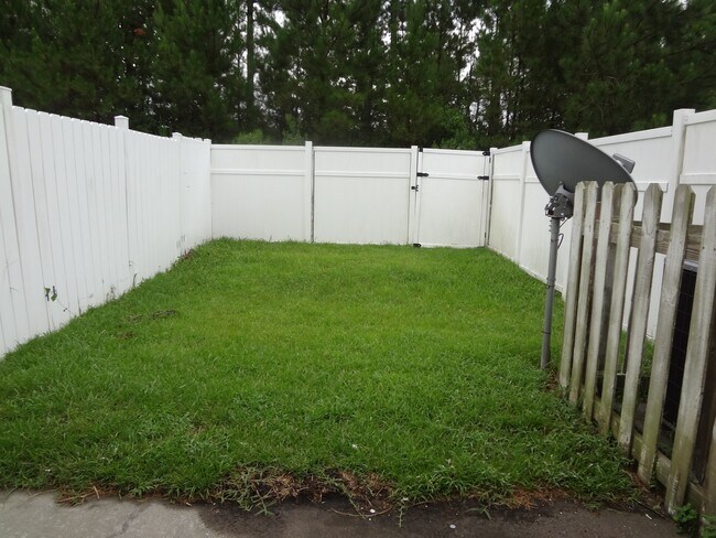 Building Photo - 106 Streamwood Dr