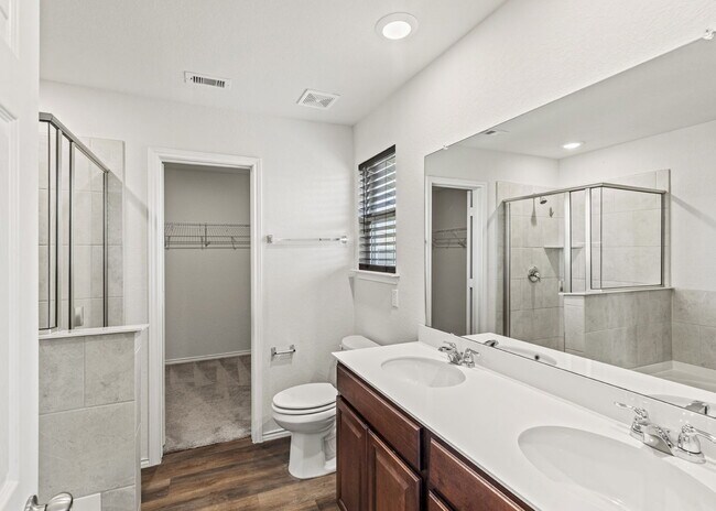 Building Photo - Welcome to your chic and spacious retreat