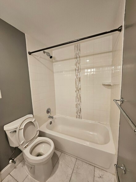 Building Photo - 908 S Hanover St