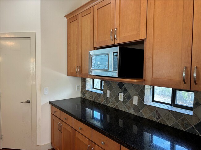 Building Photo - 1510 W 26th St