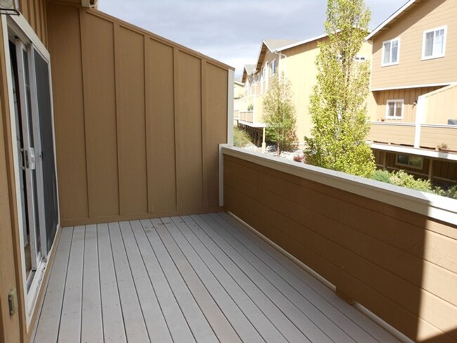 Building Photo - UNR friendly 3 Bedroom , 2.5 Bath Townhouse