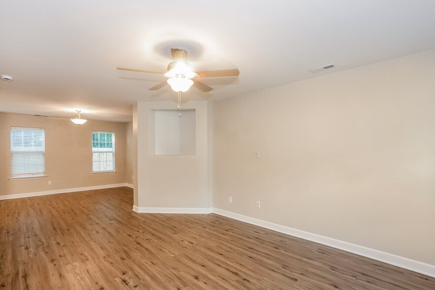 Building Photo - 995 Ramsgate Dr SW