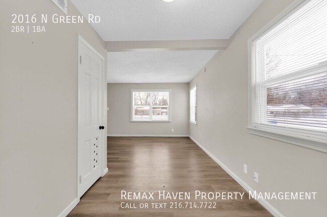 Building Photo - 2016 N Green Rd