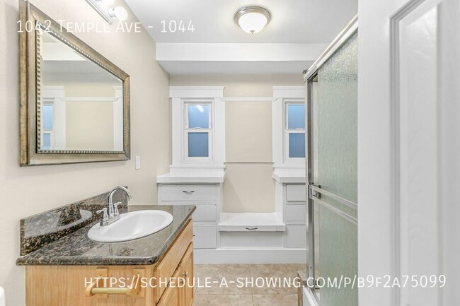 Building Photo - Beautiful newly remodeled 2 Bed + 2 Bath H...