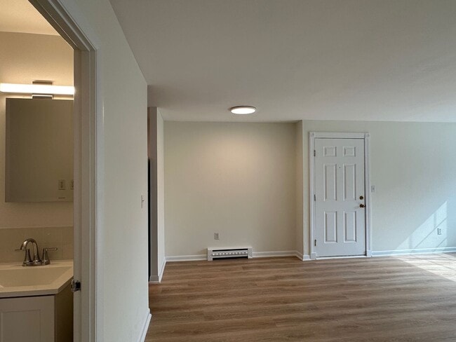 Building Photo - Large, updated 2 bedroom near the Green Li...
