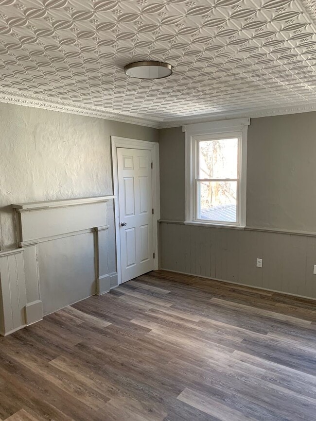 Building Photo - Luxury home in south side flats, perfect l...