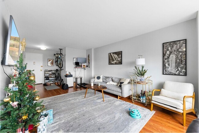 Building Photo - 225 St Pauls Ave