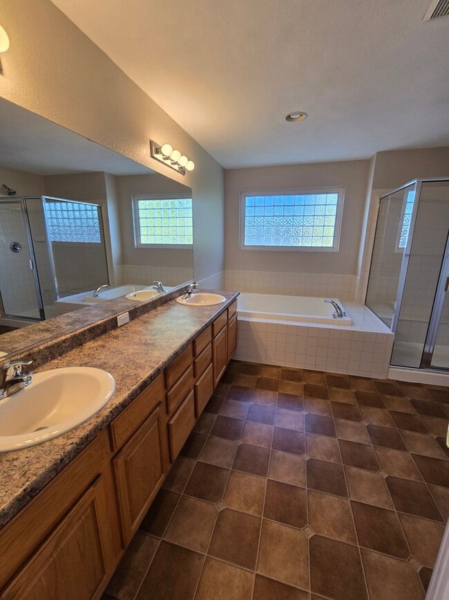 Building Photo - Large 4 bed with study and loft  in Vista Pointe