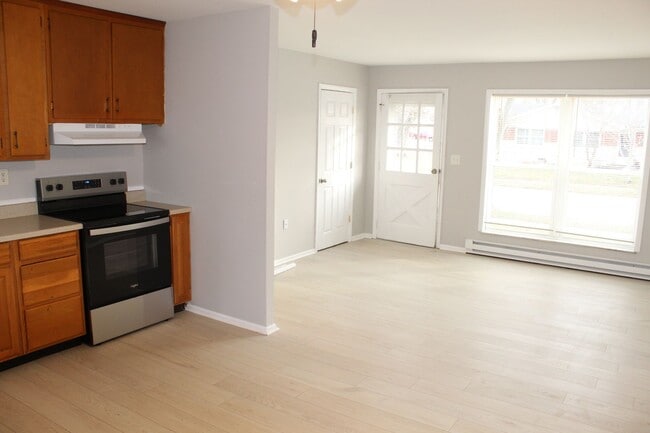 Building Photo - 3 Bedroom Ranch in Plainfield