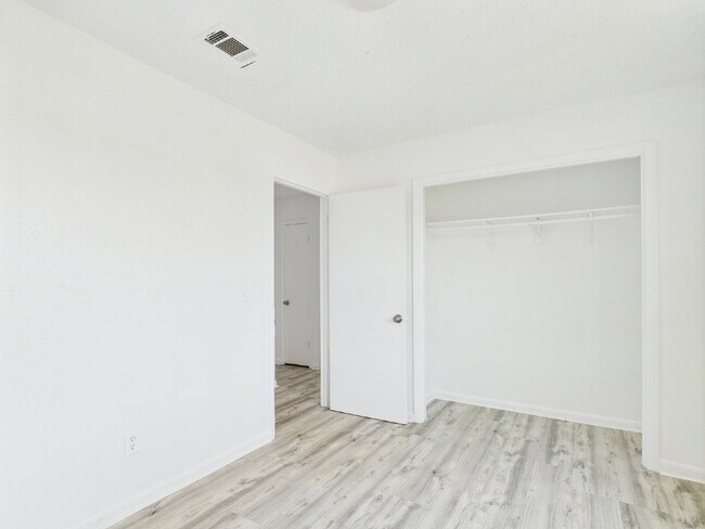 Building Photo - Lower Level 2/1