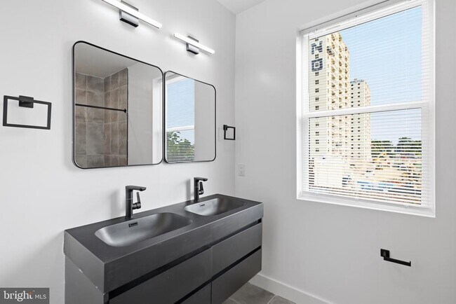 Building Photo - 1027 W Arizona St