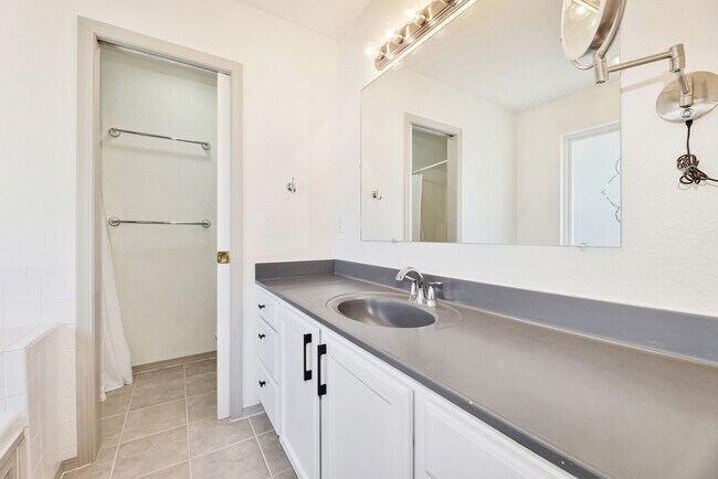 Building Photo - 1260 S Ridgehurst Cir