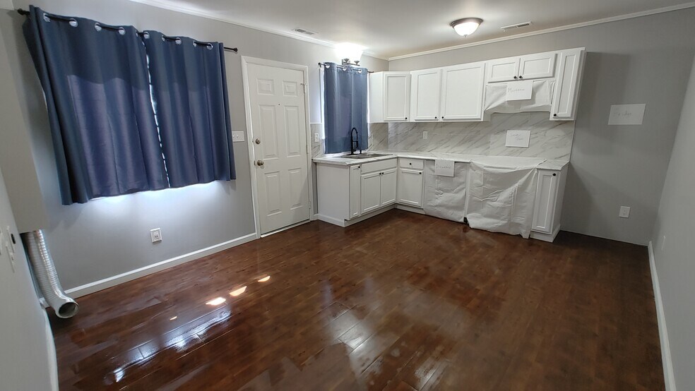 Building Photo - 2133 Woodbine Ave