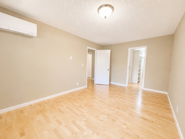 Building Photo - Live Next to Washington Park! Spacious 2-Bedroom Condo with Pool!