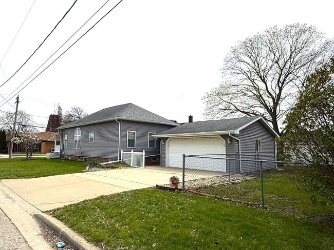Building Photo - 402 S Illinois St